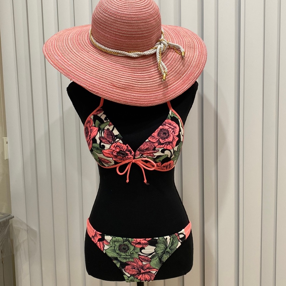 Poolside sun hat